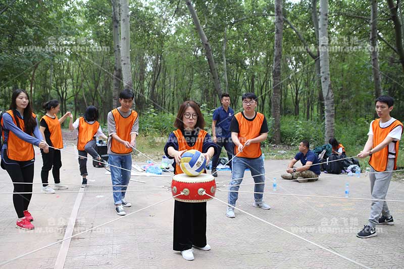 击鼓颠球 击鼓颠球
